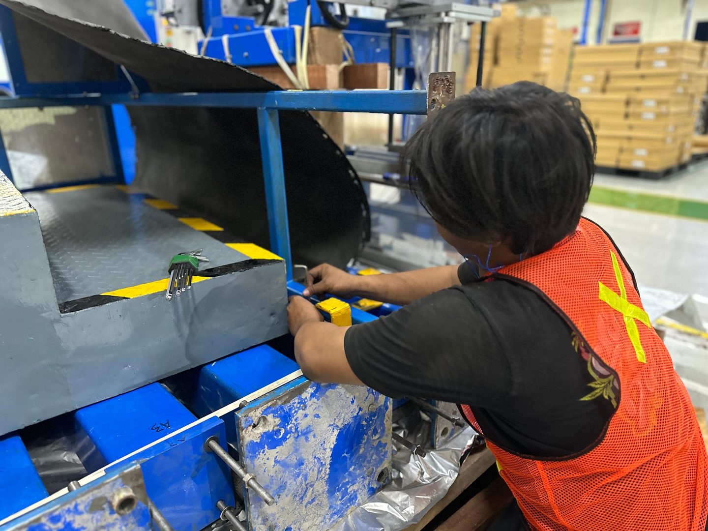 Pekerja mengemas mesin